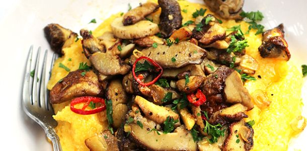 Hribi cu mamaliga (hříbky s polentou)